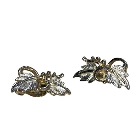 Vintage Clip On Earrings Leaf Silver Tone Costume - Picture 1 of 4